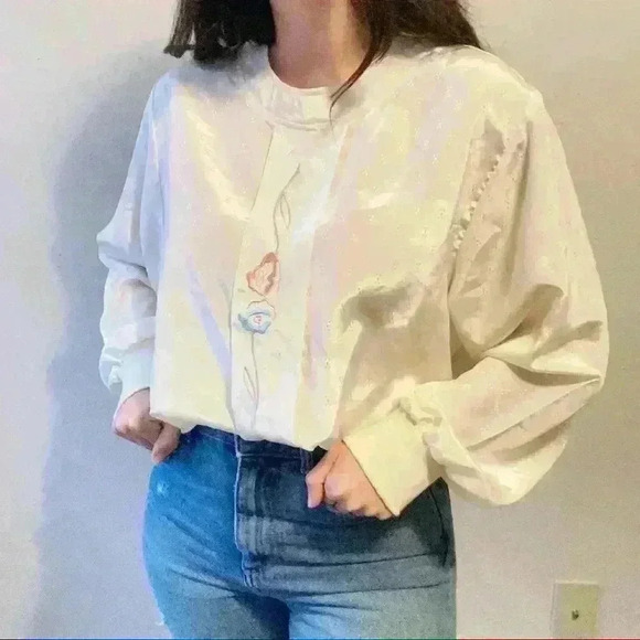 Vintage blouse with floral embroidery - Picture 3 of 8